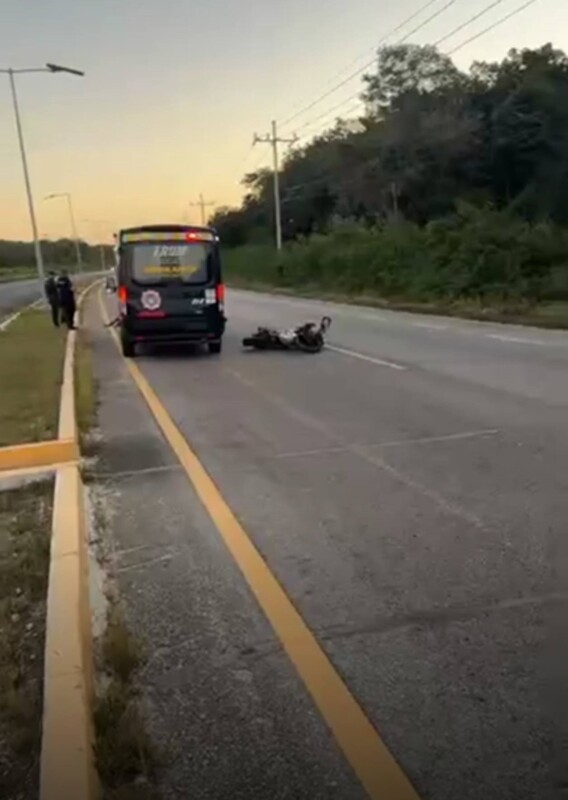 Fallece motociclista al derrapar en la carretera Playa del Carmen-Tulum; la víctima portada una credencial a nombre de Kevin Omar C.G.