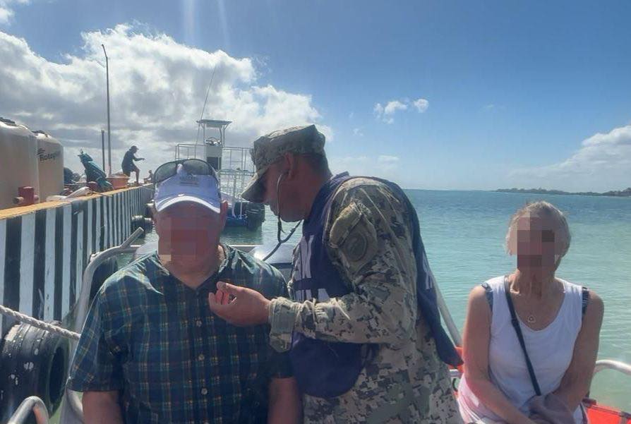 Rescatan a tres personas que naufragaron en una embarcación en Mahahual; rápida intervención del personal de la Marina.