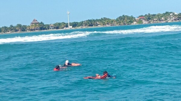 Rescatan a tres personas que naufragaron en una embarcación en Mahahual