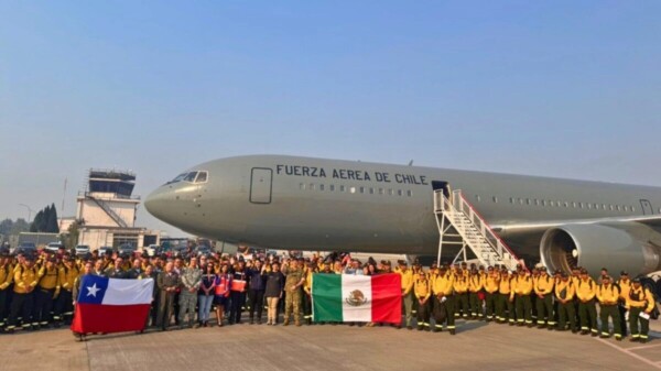 Arriba a Chile brigada mexicana de 145 bomberos forestales