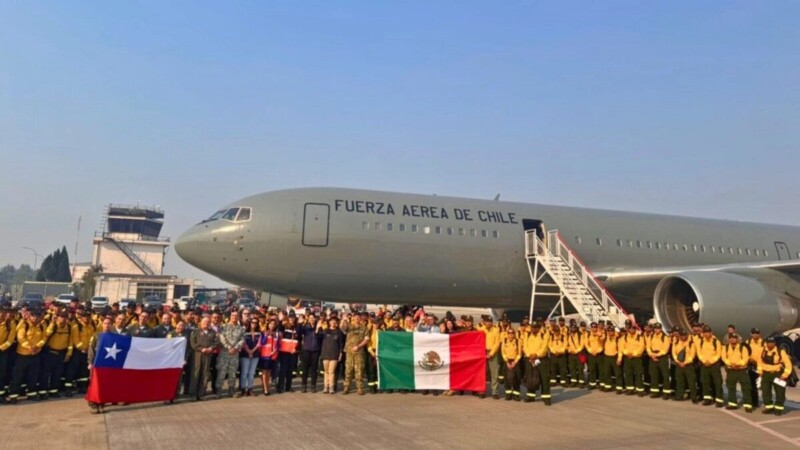 Arriba a Chile brigada mexicana de 145 bomberos forestales