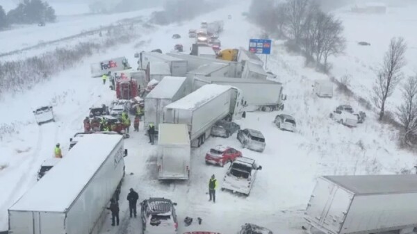 Carambola de 100 vehículos en una carretera congelada de Estados Unidos