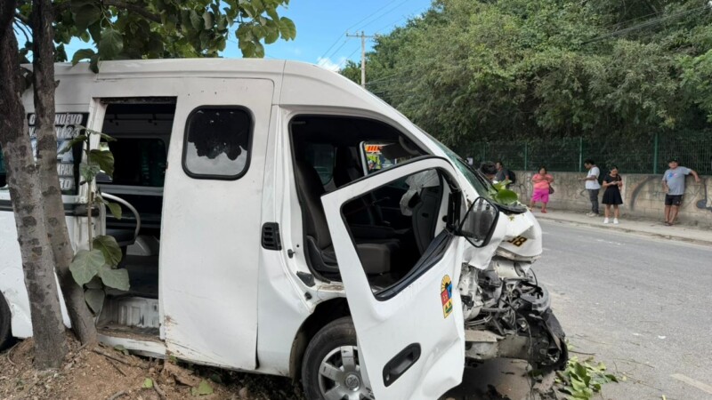 Choque entre camioneta y combi deja seis lesionados en la SM 247 de Cancún