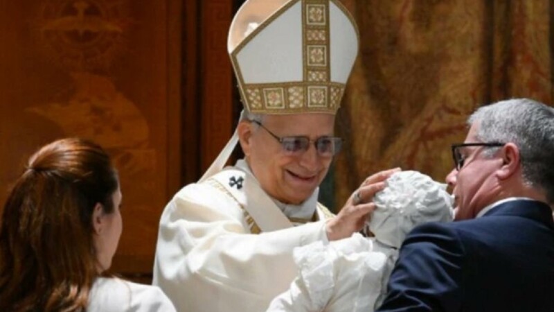 El Papa León XIV bautiza a 20 niños y niñas en la Capilla Sixtina