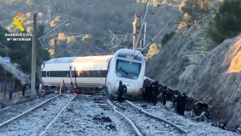 Sube a 39 cifra de muertos por accidente de trenes en España