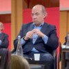 “¡Asesino, lárgate!”, gritan a Felipe Calderón en París
