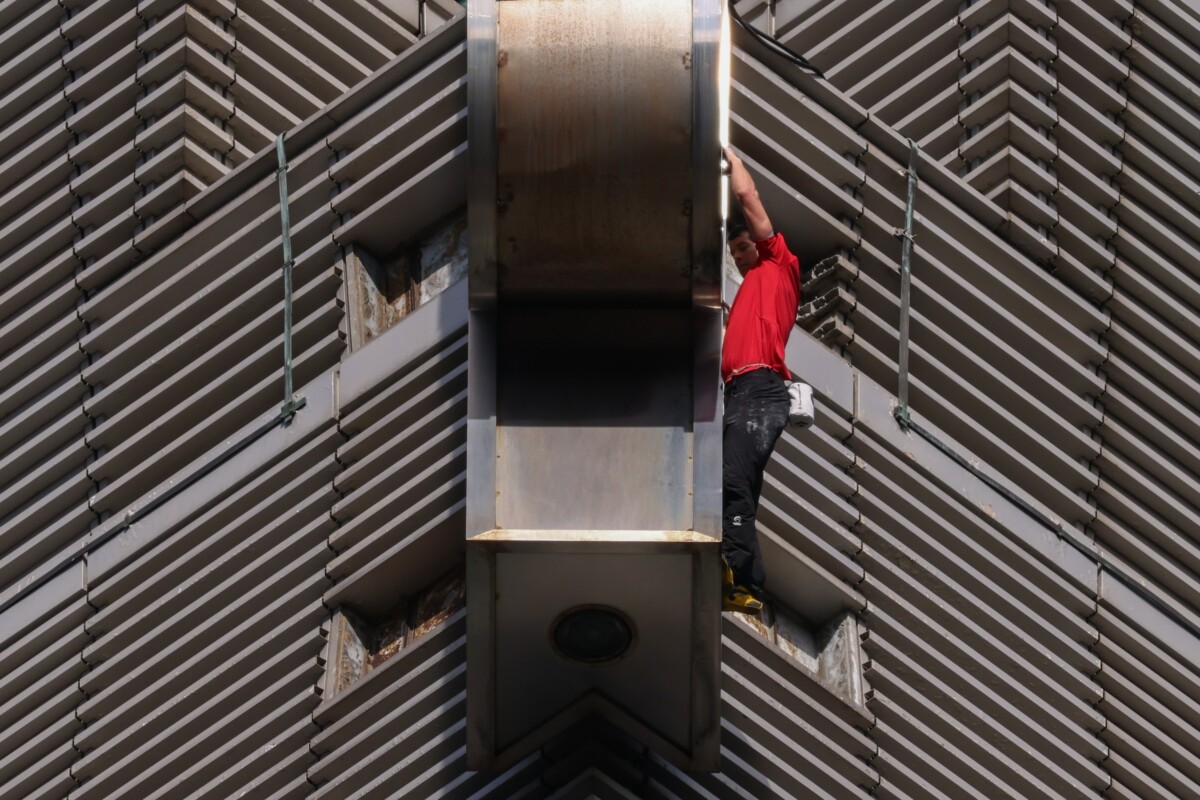 Viral: Escalador estadounidense Alex Honnold llega a la cima del rascacielos Taipéi 101; subir a la cima le llevó 90 minutos y se transmitió en una plataforma.