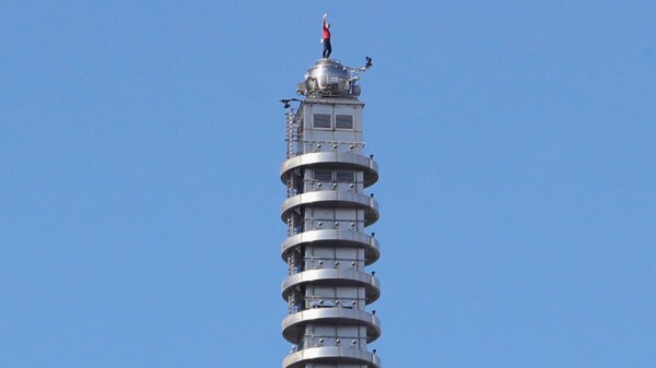 Viral: Escalador estadounidense Alex Honnold llega a la cima del rascacielos Taipéi 101