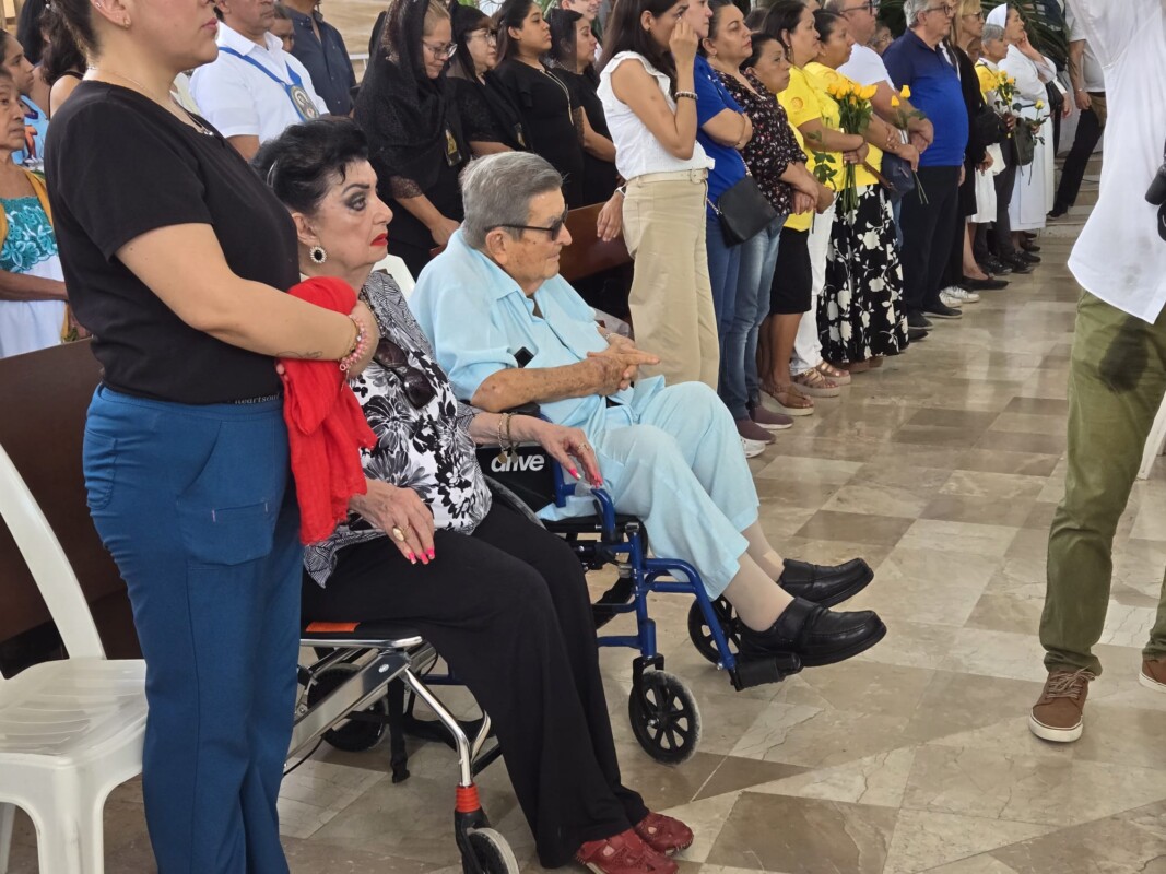 En la misa de exequias estuvo presente el Lic. Gastón Alegre López, director de Grupo Turquesa, quien se sumó a las muestras de respeto y reconocimiento para monseñor Pedro Pablo Elizondo Cárdenas.