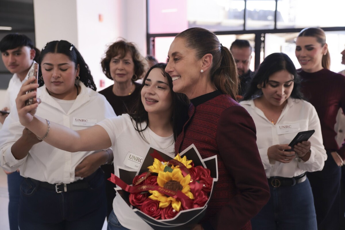 La estudiante de la primera generación de Derecho y Criminología, Abril Ruiz Sandoval, expresó que esta universidad es un sueño hecho realidad, destacó el nivel de participación de las mujeres y agradeció a la Presidenta por estas acciones para garantizar el acceso a la educación como un derecho.