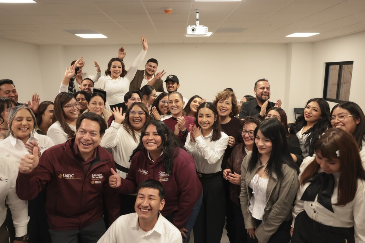 “Hoy es un día de fiesta porque las y los jóvenes de Tijuana tienen derecho a la educación superior en la Universidad Nacional Rosario Castellanos; y así como aquí en Tijuana, como ya dijo Mario (Delgado, secretario de Educación), vamos a abrir más preparatorias, más universidades y aprovecho para decirles que en Mexicali también vamos a abrir una Universidad Nacional Rosario Castellanos”.