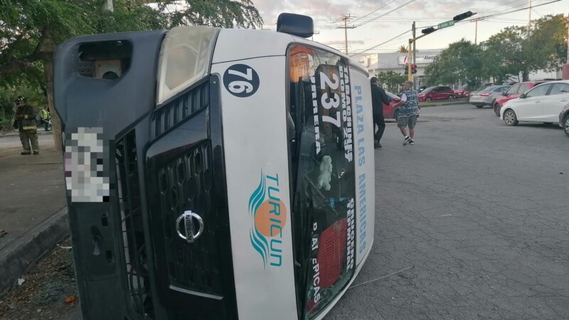 Aparatoso choque y volcadura en diagonal Tulum de Cancún