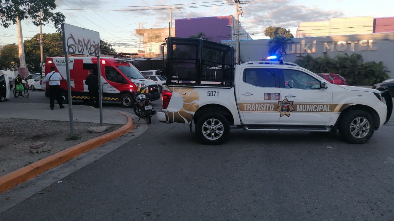 Aparatoso choque y volcadura en diagonal Tulum de Cancún; al parecer el conductor de una combi no respetó la luz roja del semáforo.