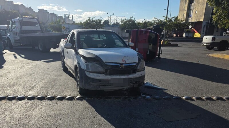 Aparatoso choque en el fraccionamiento Paseos del Mar en Cancún