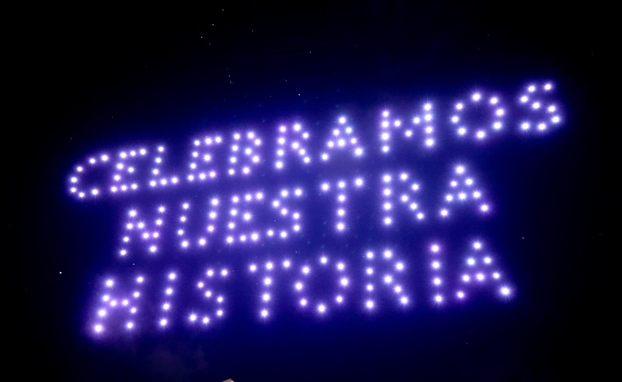 Más de 4 mil personas se dieron cita en el campo de bwisbol para bailar y cantar al ritmo del Grupo Niche, Carlos Montalvo y Jemanuel y los Panas de Venezuela, en medio de un gran espectáculo de drones.