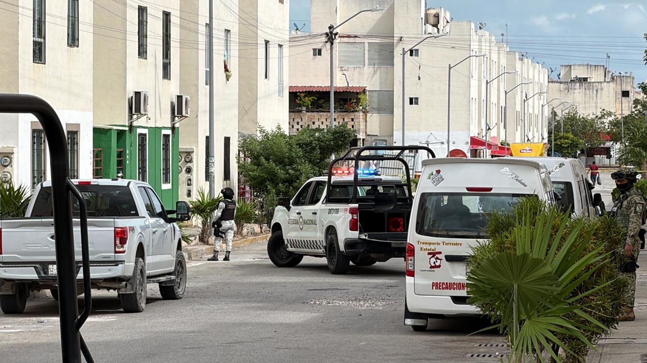 Cateo en Paseos del Mar deriva en la detención de presunto narcomenudista (VIDEO); sujeto intentó darse a la fuga a bordo de una camioneta.