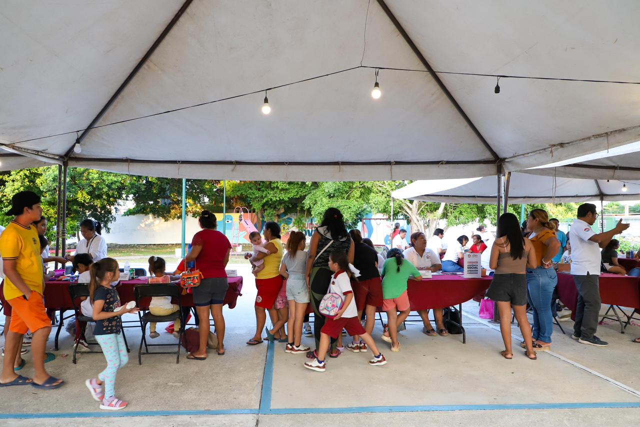 Acerca DIF Benito Juárez Brigada Asistencial ‘DIF en tu colonia’; se realizó una jornada más en la Supermanzana 240 con trámites y servicios gratuitos.