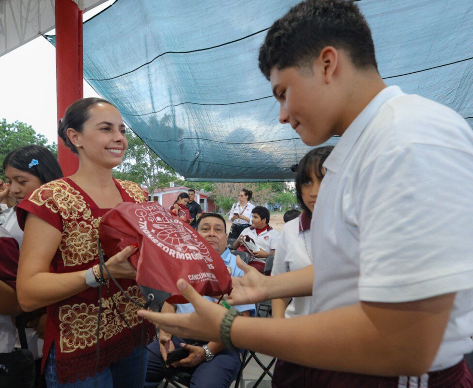 Destaca Ana Paty Peralta apoyo permanente a la educación en Cancún; 119 mil pares de zapatos tenis fueron entregados en 2025 y más de 36 mil estudiantes beneficiados por diversos servicios.