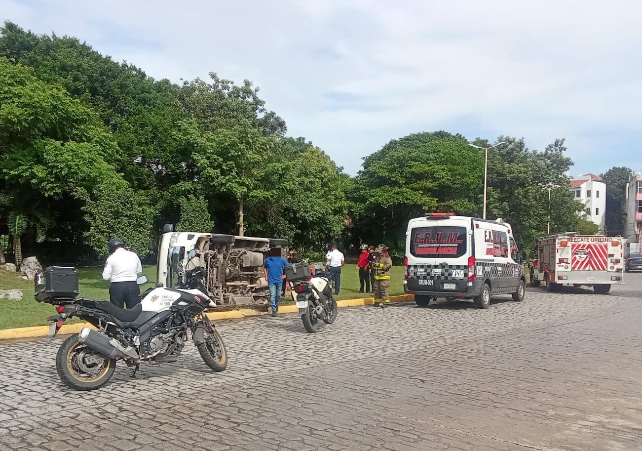 Aparatoso accidente en la glorieta de la avenida Palenque con Xpujil en Cancún (VIDEO); una van terminó volcada tras patinar por el pavimento mojado.