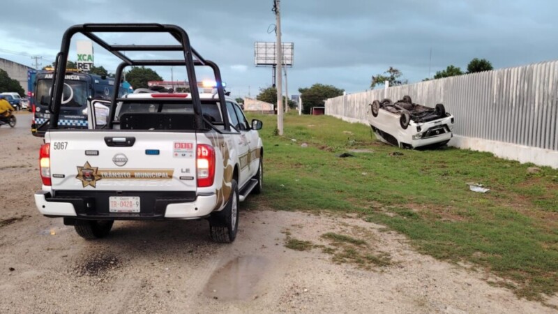 Van termina volcada en el bulevar Colosio de Cancún