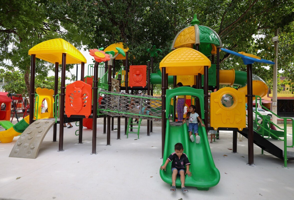 Constata Blanca Merari la renovación del parque central de la colonia Zetina Gasca; la presidenta municipal recorrió el área de juegos infantiles que se adquirieron con recursos del Fideicomiso de Saneamiento Ambiental, proyecto que abarca 3 parques del municipio.