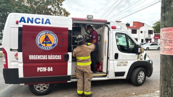 Rescatan a una persona de incendio en un departamento de la Supermanzana 93 de Cancún