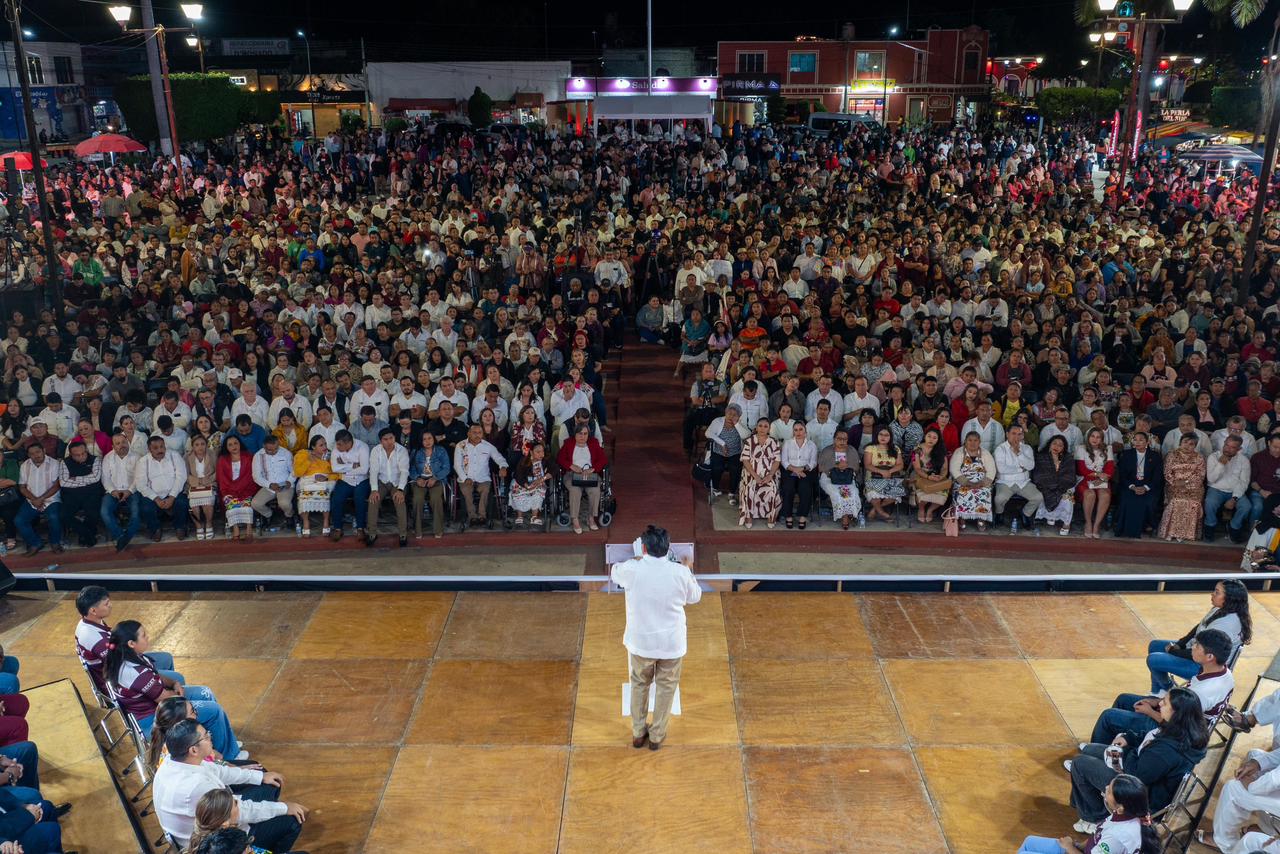 Al rendir su Primer Informe en Ticul, el gobernador Joaquín Díaz Mena aseguró que su administración seguirá invirtiendo, acompañando y llevando justicia social a cada municipio de la zona.