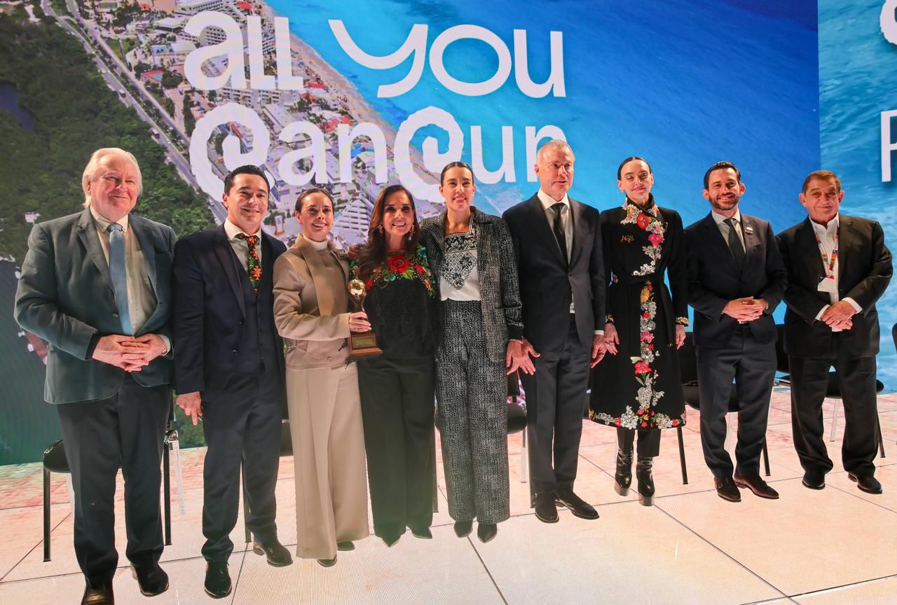 El fundador de los prestigiosos premios de turismo entregó el reconocimiento a la Presidenta Municipal, a la Gobernadora del Estado y al Secretario Municipal de Turismo.