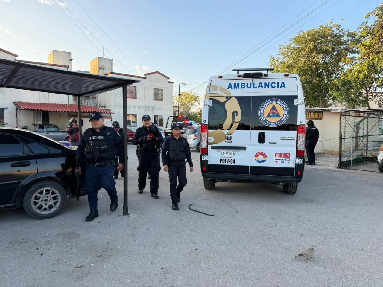 Balean a una tendera durante un asalto en Villas Otoch Paraíso en Cancún (VIDEO); la víctima se encontraba en su negocio cuando fue abordada por dos delincuentes.