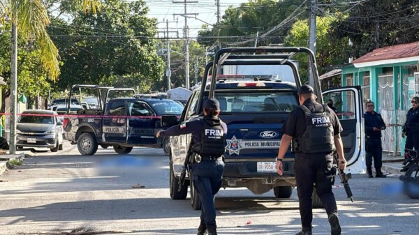 Ejecutan a una pareja frente a un domicilio de la Región 103 de Cancún (VIDEO)
