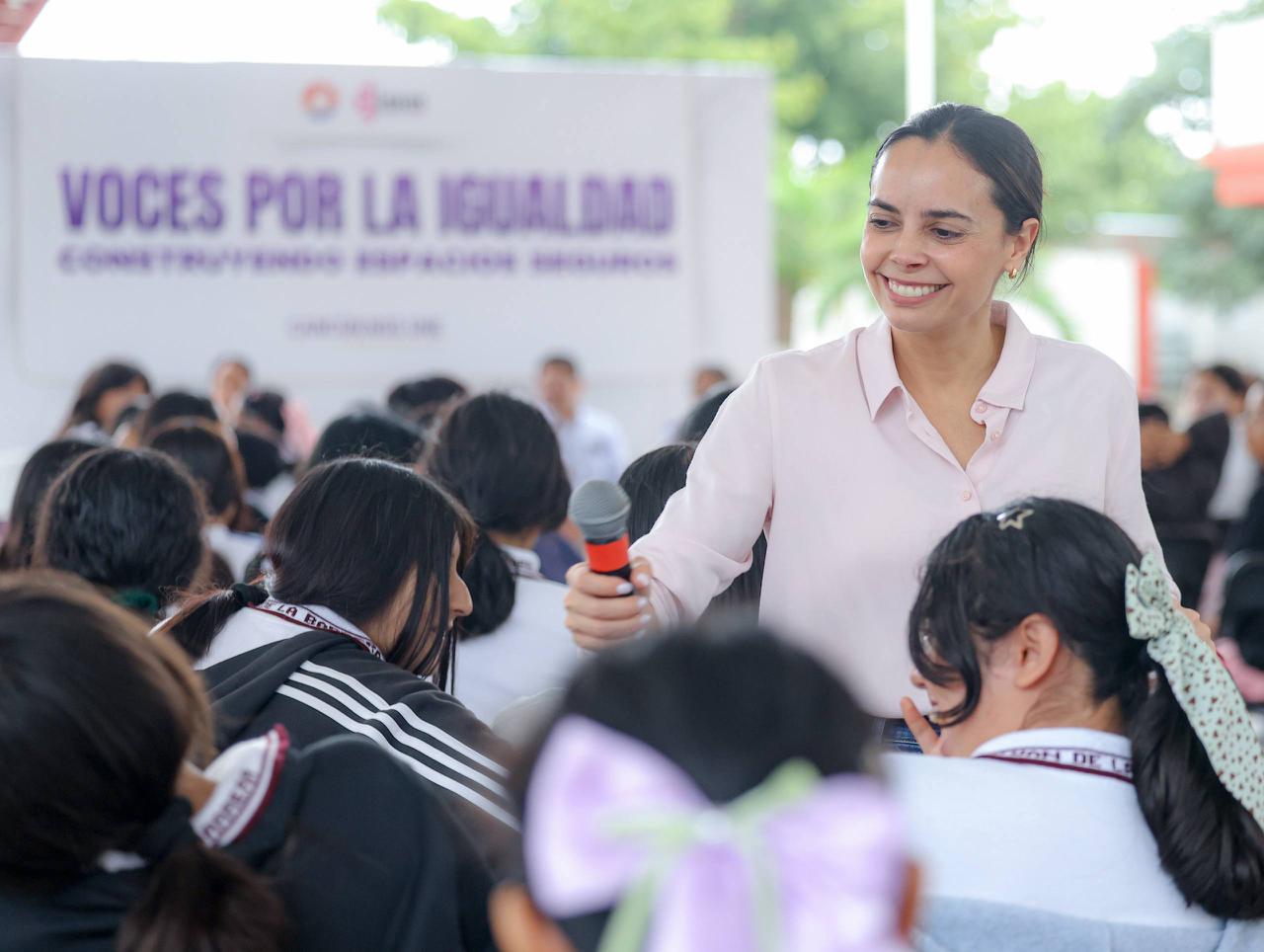 Lleva Ana Paty Peralta 'Voces por la Igualdad' a estudiantes; más de 150 alumnas participaron en taller para conocer las redes de mujeres.