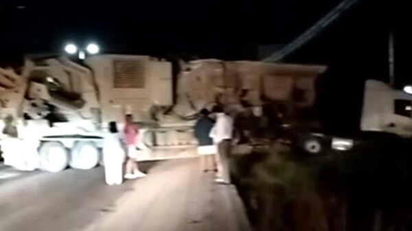 Tráiler con maquinaria provoca bloqueo en tramo carretero de Puerto Morelos