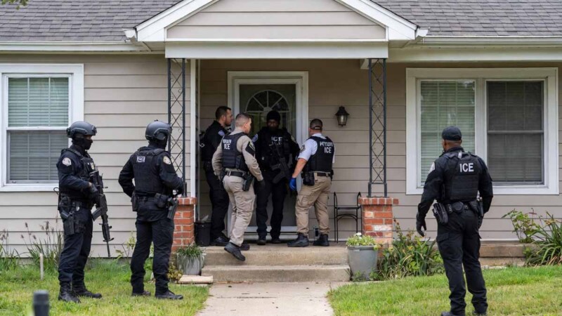 Autorizan al ICE a allanar hogares sin orden judicial para detenciones