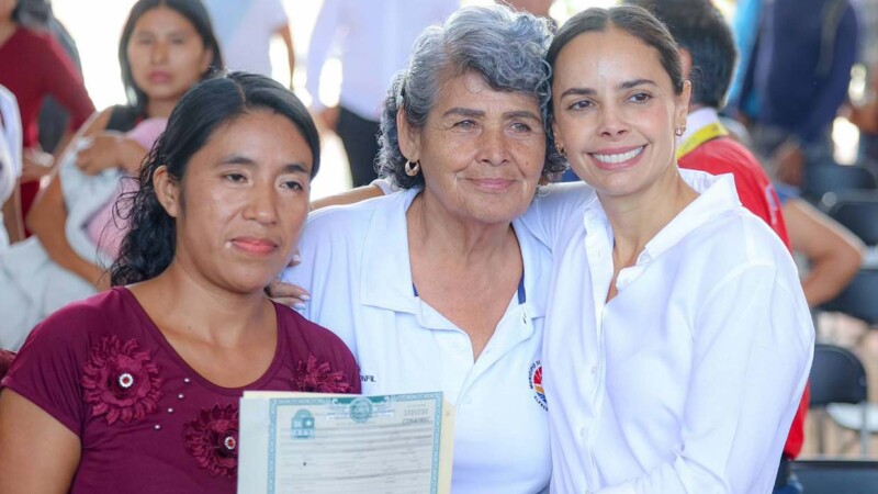 Entrega Ana Paty actas de nacimiento extemporáneas