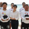 Entrega Ana Paty Peralta uniformes a guardavidas de Cancún