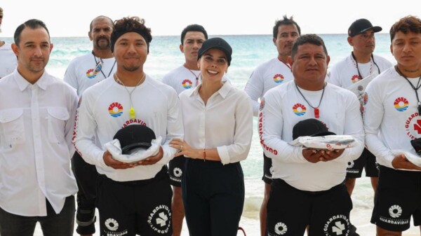 Entrega Ana Paty Peralta uniformes a guardavidas de Cancún