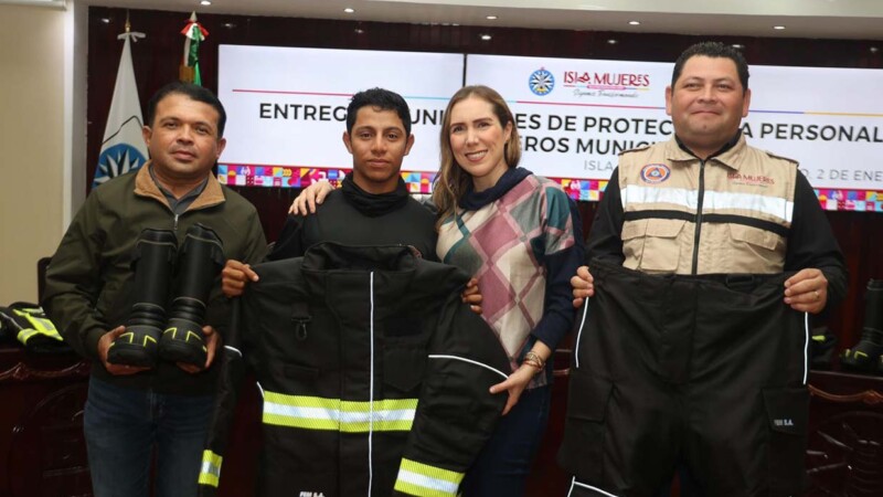 Atenea Gómez Ricalde fortalece al Cuerpo de Bomberos con entrega de equipo de protección