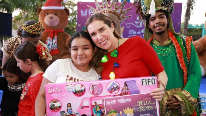 Atenea Gómez Ricalde celebra el Día de Reyes con las niñas y niños de Isla Mujeres