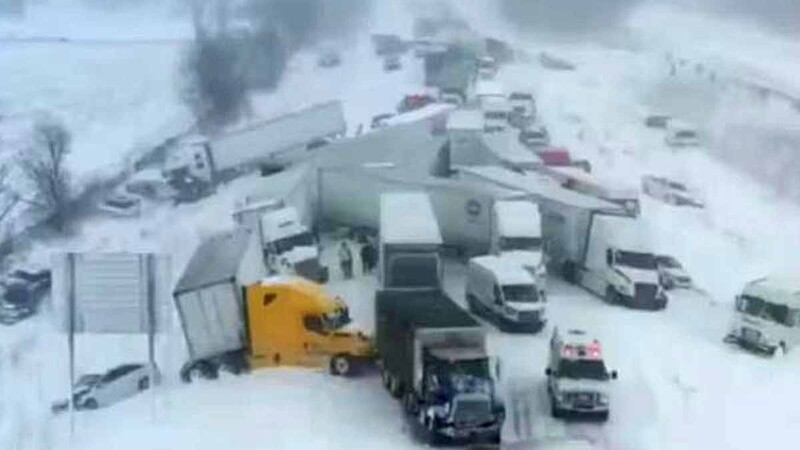 Intensas nevadas causan megacarambola de cien vehículos en Michigan