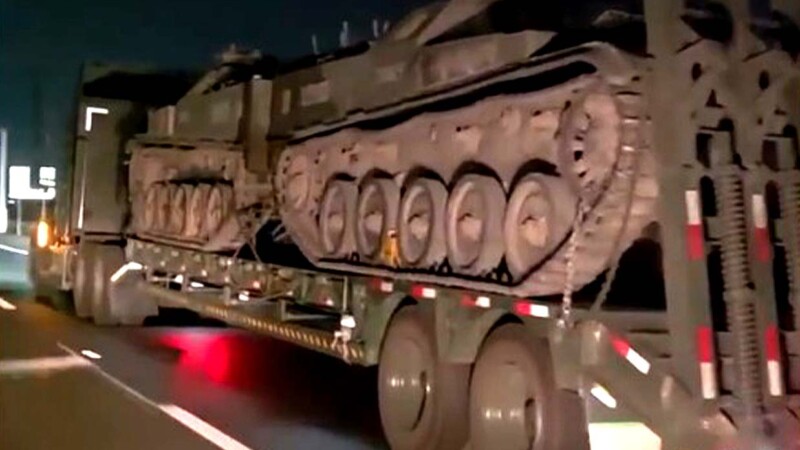 Sorprende a automovilistas traslado de blindados en carretera de México