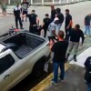 Ciudadanos propinan brutal paliza a presunto ladrón de heladería