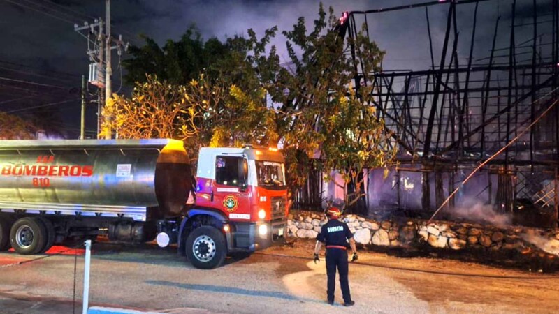 Voraz incendio por presunta pirotecnia destruye restaurante familiar en Mérida