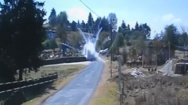 Estalla motocicleta cargada con juegos pirotécnicos