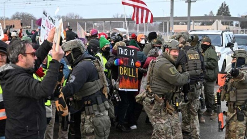 Estallan protestas en Minneapolis tras muerte de mujer en redada del ICE