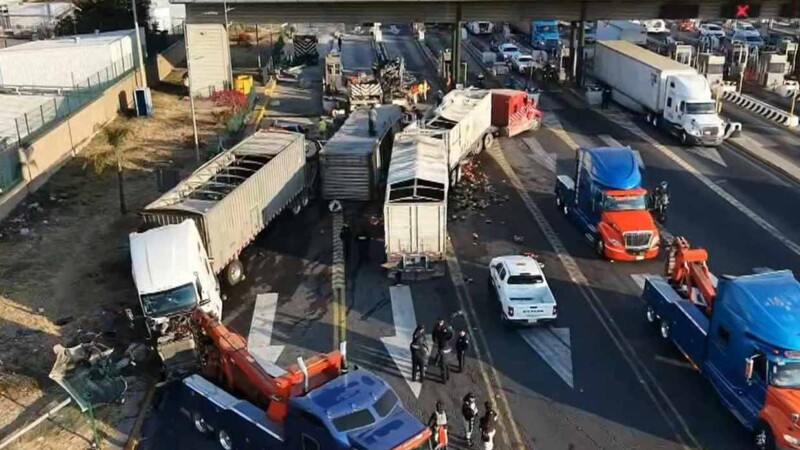 Sujetos roban tráiler y lo estrellan en caseta de peaje de Tepotzotlán