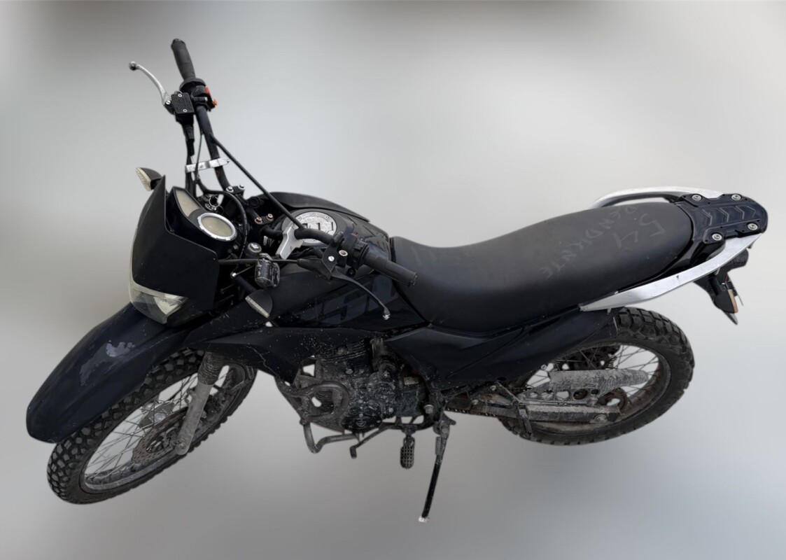 La intervención culminó con el aseguramiento de una motocicleta marca Italika, tipo 250, de color negro y sin placas de circulación.