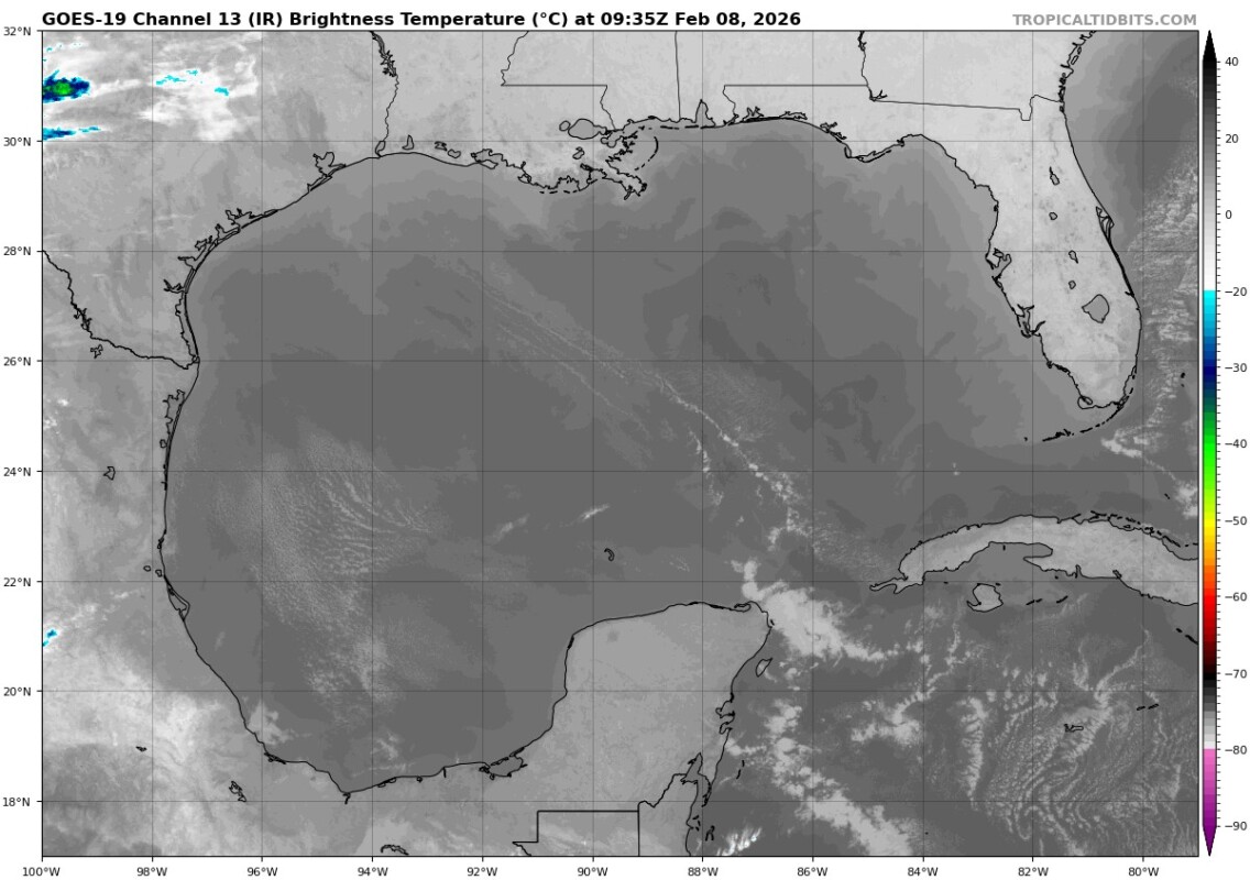 Cielo parcialmente nublado por la mañana, medio nublado con lluvias aisladas en Yucatán y Quintana Roo. Sin lluvia en Campeche.
