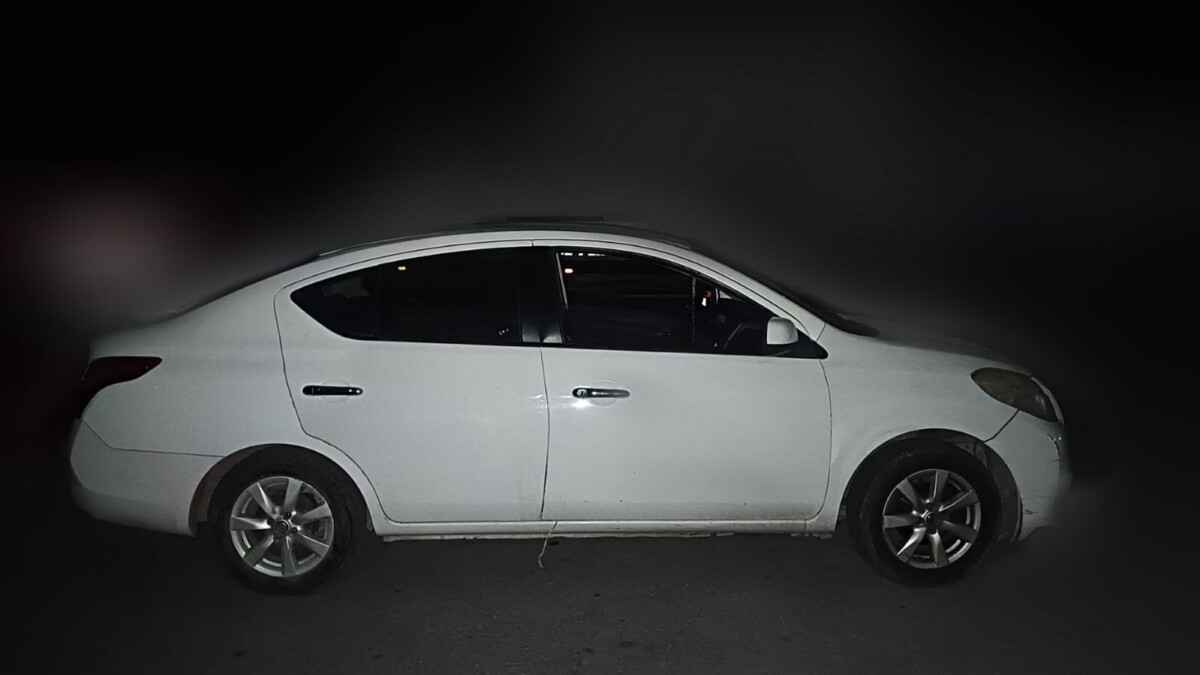 Atrapan a una pareja de narcomenudistas en Villas Otoch Paraíso en Cancún; a Jonathan “N” y Daniela “N” les decomisaron un vehículo Nissan Versa.