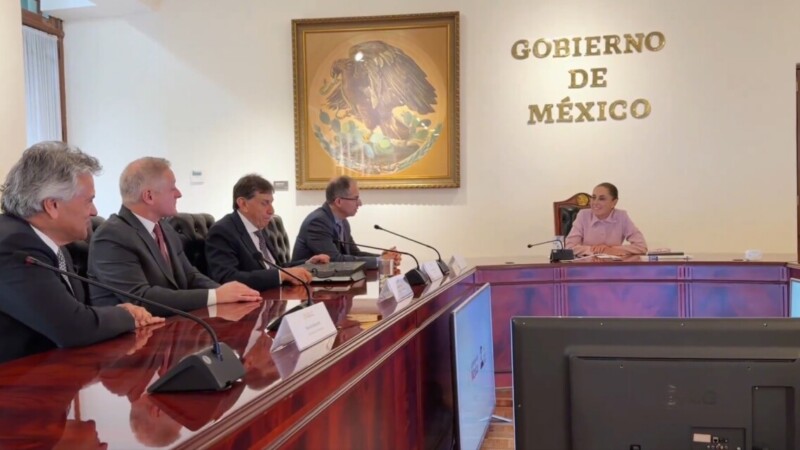 Acuerdan farmacéuticas y Salud producción de vacunas