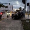 Detienen a conductor luego de chocar y volcar en las avenidas Tulum y Sayil de Cancún
